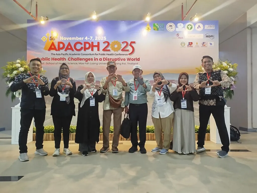 Delapan dosen Departemen Administrasi dan Kebijakan Kesehatan (AKK) FKM Unhas berpose di depan panggung utama The 56th APACPH Conference 2025 di Mae Fah Luang University, Chiang Rai, Thailand, seusai menjadi presenter dan peserta forum internasional bertema “Public Health Challenges in a Disruptive World”, 4–7 November 2025.